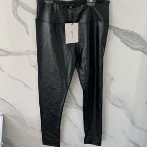Leather pants / tights